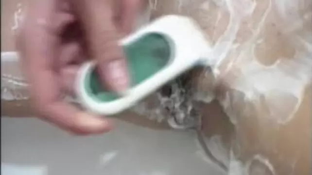 Порно видео зрелая баба бреет пизду