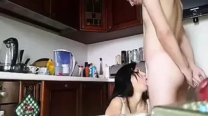 Порно видео зрелая на кухне. Смотреть зрелая на кухне онлайн