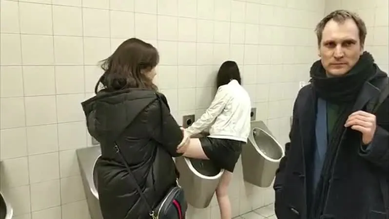 Порно видео женщина в мужском туалете. Смотреть женщина в мужском туалете онлайн