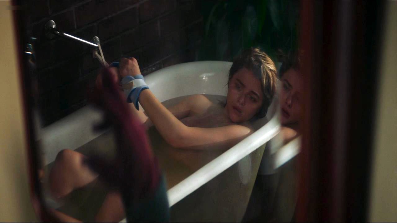 Chloe Grace Moretz, горячая и обнаженная, покрытая ванной смотреть онлайн  или скачать