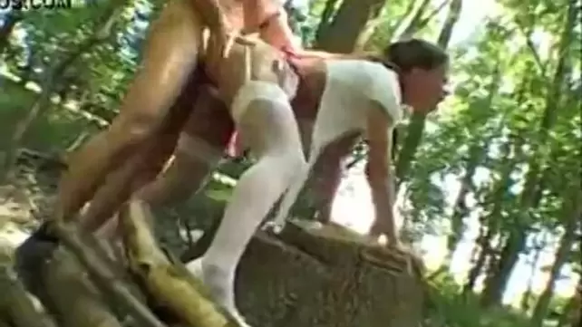 Худая блондинка демонстрирует тело на лесной опушке секс фото и порно фото