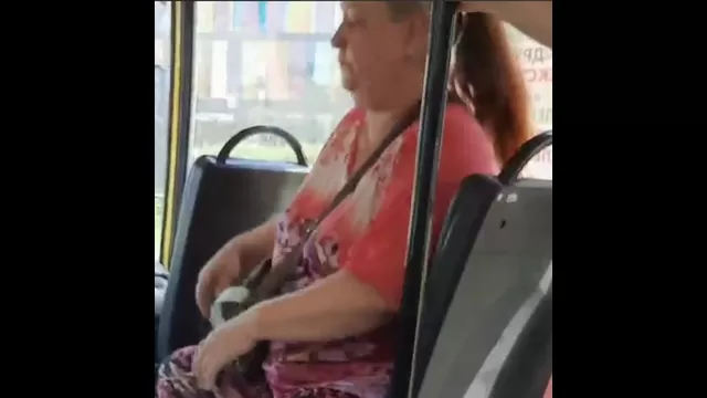 Кондукторша в общестном транспорте себе писку автобусе порно видео